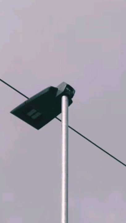 le circuit électrique est pas conforme il touche les lampadaires cela réduit la puissance de électricité