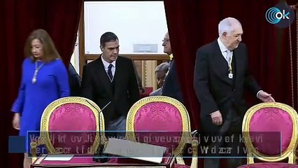 El gesto de Sánchez sorprendiéndose de no tener una silla como las reservadas a la Familia Real