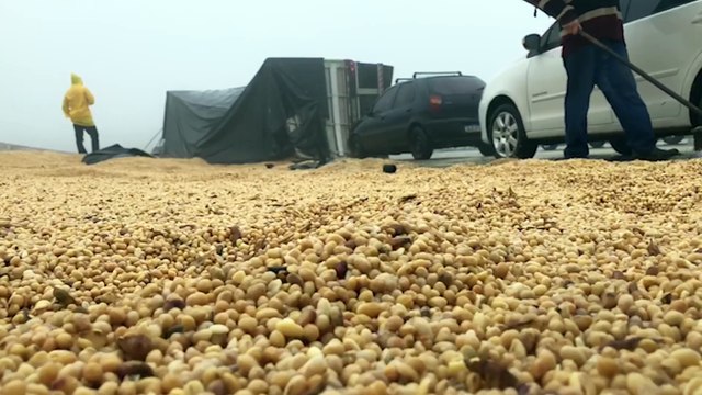 Carreta tomba em acidente na rodovia BR-163, em Santa Maria