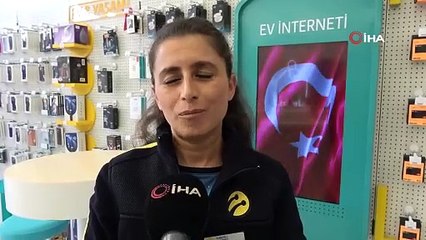 Yere düşen ay yıldızlı balonu kaldırıp öptü