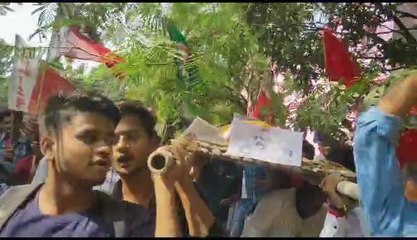 छात्र संगठनों ने निकाला केंद्रीय मंत्री का 'अर्थी जुलूस'