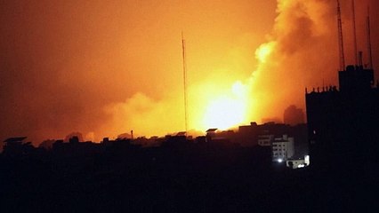 سماء حمراء فوق قطاع غزة وسط قصف مميت