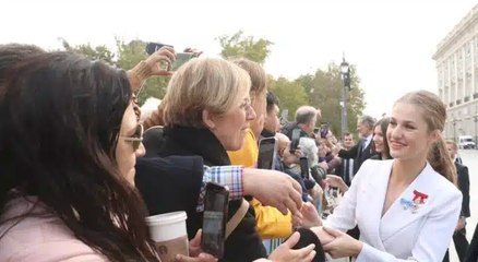La princesa Leonor saluda al público congregado frente al Palacio Real
