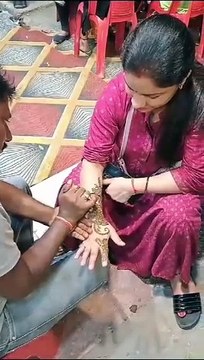 गोरखपुर में करवा चौथ की तैयारियां पूरी, महिलाओं ने हाथों पर रचाई मेंहदी, कल रखेंगी पती ​के नाम का व्रत