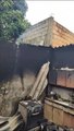 Idoso com necessidades especiais tem casa completamente destruída pelas chamas