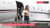 Aitana llega a la concentración con el Balón de Oro