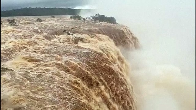 Cataratas do Iguaçu atingem um dos níveis mais altos em anos