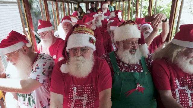 Em pleno Halloween, Papais Noéis tomam as ruas do Rio de Janeiro