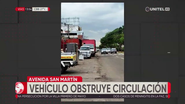 Camiones sobre la acera mal perjudican a peatones en la avenida Roca y Coronado