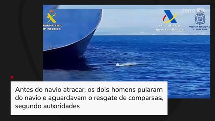 Polícia espanhola flagra traficantes saltando de navio cargueiro em movimento