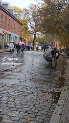 ¡Mi real y yo en Halloween! Adultos sorprenden vestidos como Indiana Jones y una roca