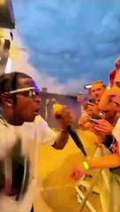 Travis Scott regala sus tenis que aun no han salido a un fanático