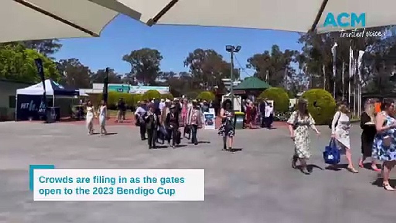Crowds entering as the gates to Bendigo Cup open