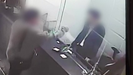 건달이라며 호텔에서 행패 부린 남성 입건 / YTN