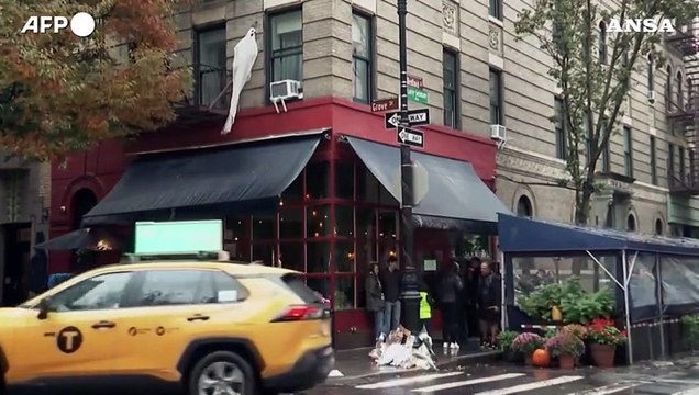 Fan a lutto per Matthew Perry, fiori e bigliettini davanti alla casa di Friends