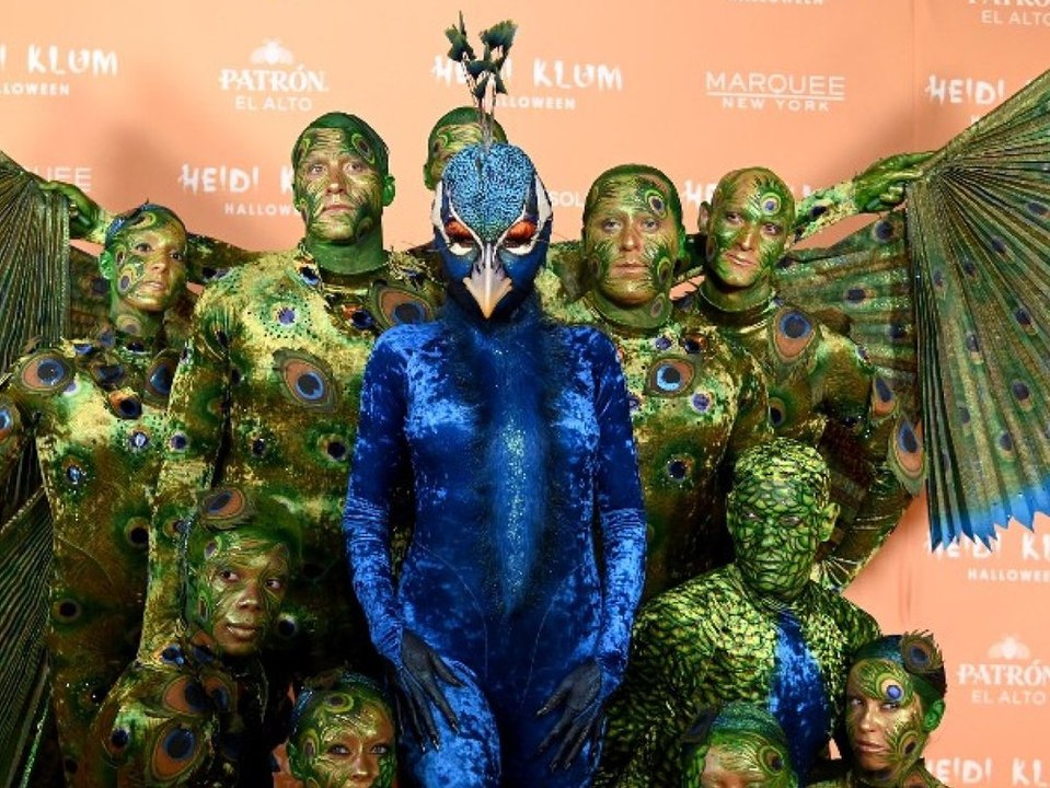 Halloween: Heidi Klum überrascht als riesiger Pfau