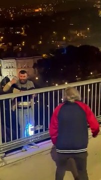 Abdurrahim Albayrak köprüde intihar girişimini engelledi