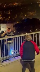 Abdurrahim Albayrak, köprüde intihar girişimini engelledi: 'Köprü burada, halledemezsen yine gelirsin'