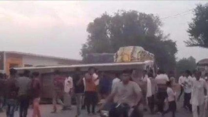 बदायूं: तेज रफ्तार बस अनियंत्रित होकर पलटी, एक दर्जन से अधिक लोग घायल