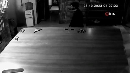 Arnavutköy'de Bir Fırında Hırsızlık Anı Güvenlik Kamerasına Yansıdı