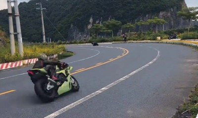Khởi tố nhóm “quái xế” lái mô tô bốc đầu, chạy gần 300km/h