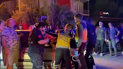 Motosiklet sürücüsü otomobilin kaputunun üzerine düştü