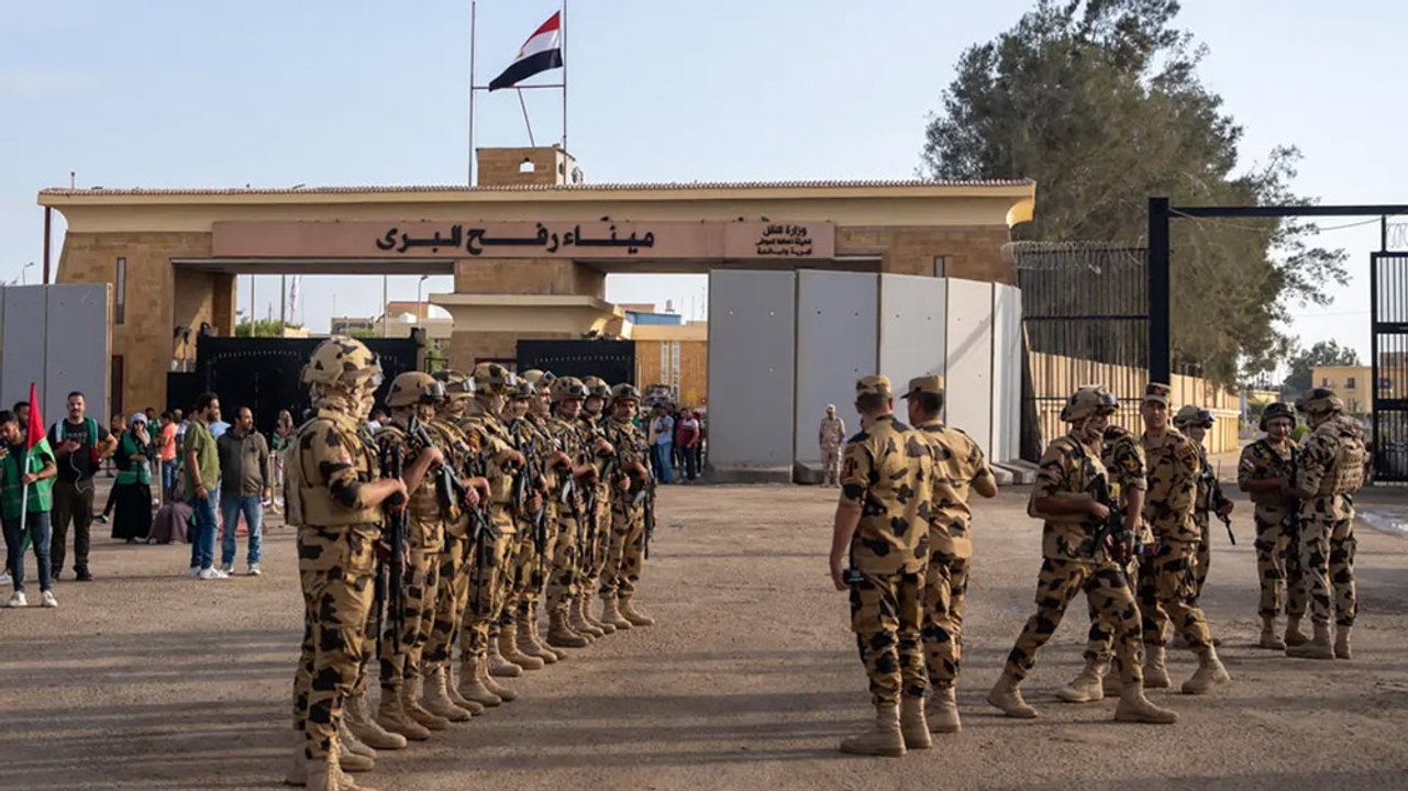 مئات الأجانب يخرجون من غزة إلى مصر.. وهذه التفاصيل