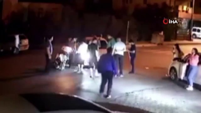 motosiklet sürücüsü çarptığı aracın kaputuna düştü, sağlık ekipleri gelene kadar yerinden kıpırdamadı