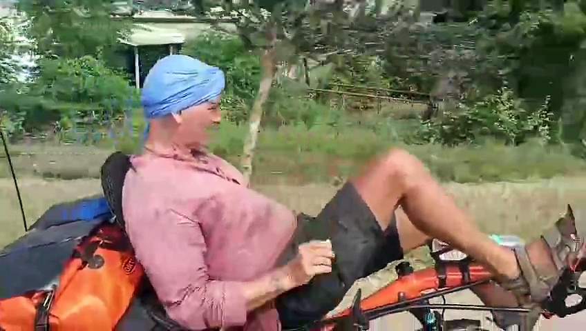 61 வயதில் சைக்கிளில் உலகை சுற்றும் வாலிபன்; செல்பி எடுத்து மகிழ்ந்த கரூர் மக்கள்