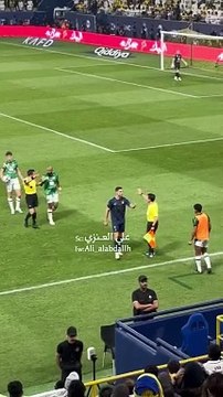 Cristiano Ronaldo calme les fans qui scandent des 'Messi' depuis les tribunes