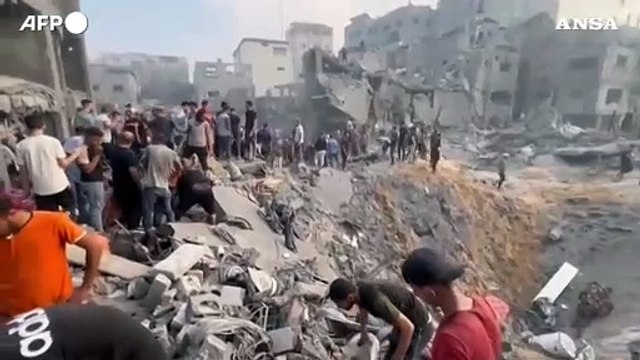 Bombe sui campi profughi a Gaza, decine di morti