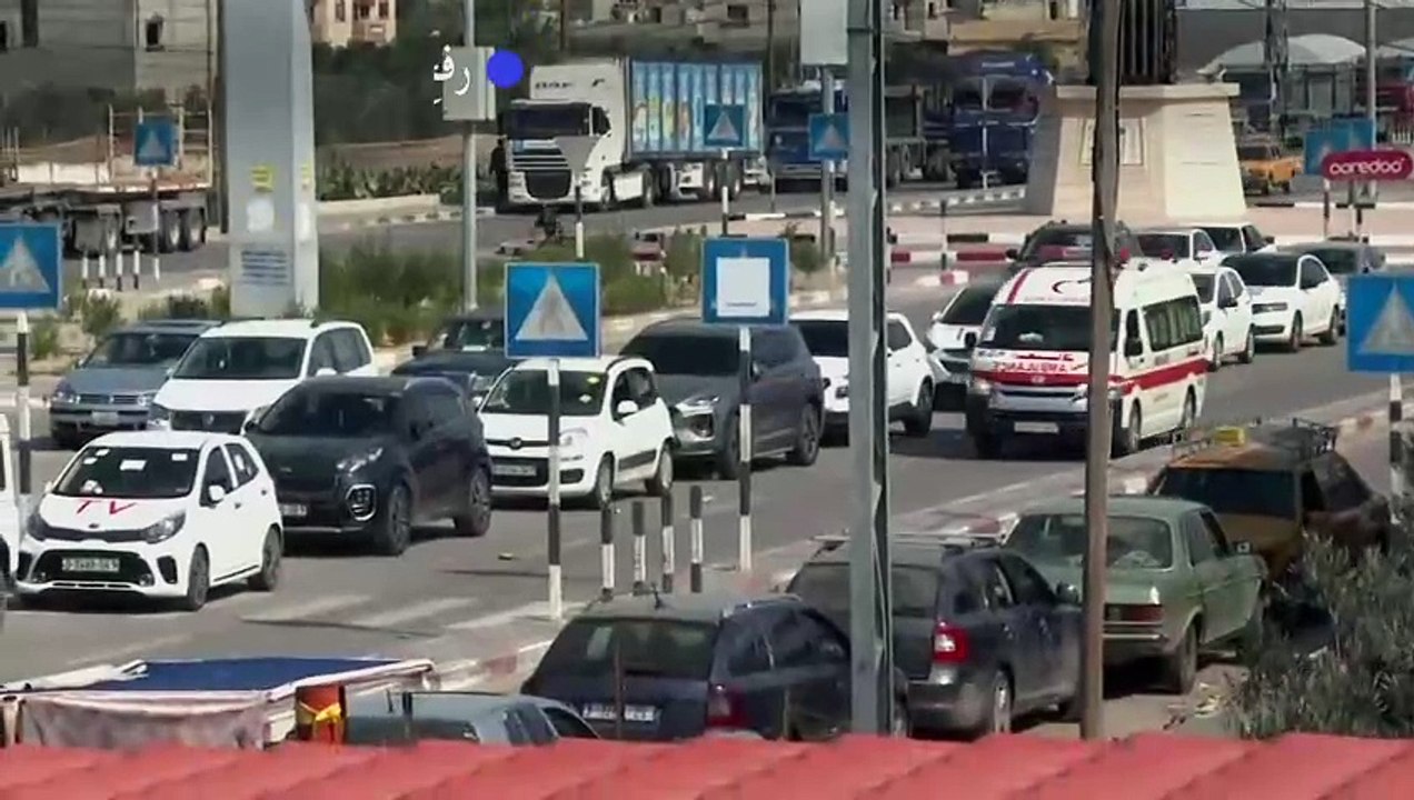 سيارات إسعاف تنقل جرحى إلى مصر عبر معبر رفح