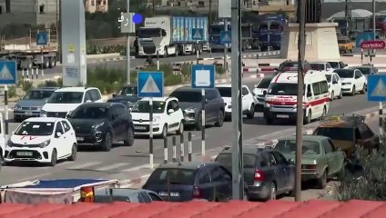 سيارات إسعاف تنقل جرحى إلى مصر عبر معبر رفح