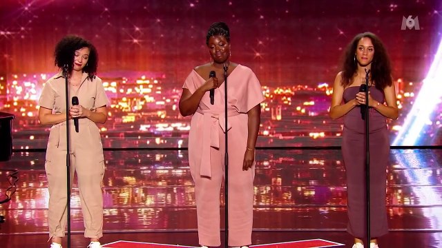 Hélène Ségara fond en larmes face à la prestation d'un trio de médecins dans La France a un incroyable talent sur M6.