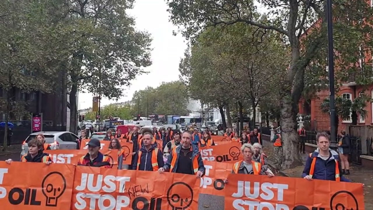 Earl's Court: Arrests after Just Stop Oil protesters block major west London road