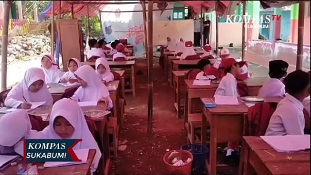 Kelas Nyaris Roboh Siswa Sekolah Dasar Belajar Di Tenda Darurat