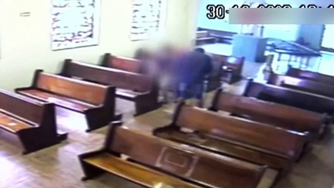 Mulher é assaltada após suspeito invadir igreja de bicicleta