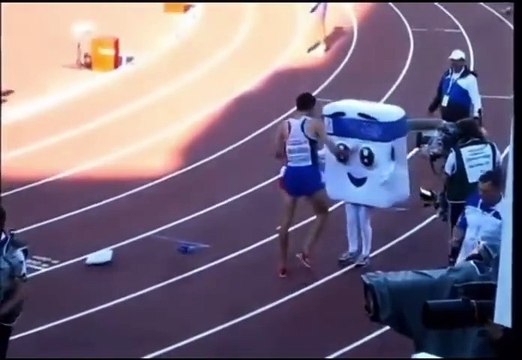 Quand Mahiedine Mekhissi s'en prenait à une mascotte avec un enfant de 14 ans dedans