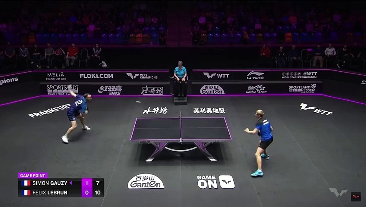 Échange d'anthologie entre Félix Lebrun et Simon Gauzy au tournoi de tennis de table de Francfort