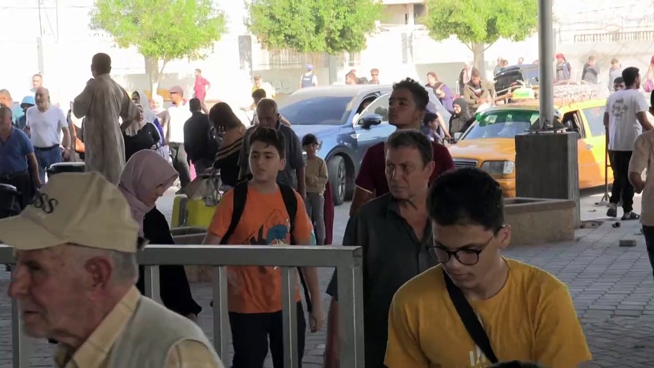 أجانب وفلسطينيون من حملة الجنسية المزدوحة ينتظرون في معبر رفح للعبور إلى مصر