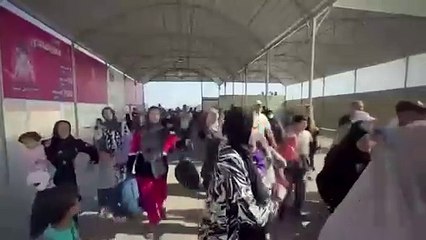 7 Ekim'den bu yana Refah Sınır Kapısı'nın siviller için açıldığı ilk an...