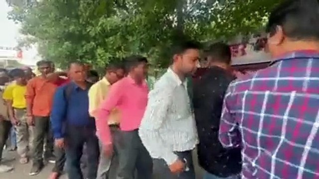 लखनऊ में यहां 25 रुपये किलो बिक रही प्याज, ग्राहक ने कहा बेच रहे सड़ी प्याज