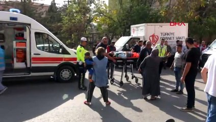 Kilis'te Kamyonet ile Motosiklet Çarpıştı: 3 Yaralı