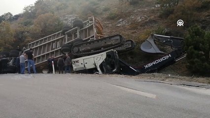 Çorum'da iş makinesi taşıyan tır devrildi, 2 kişi hayatını kaybetti
