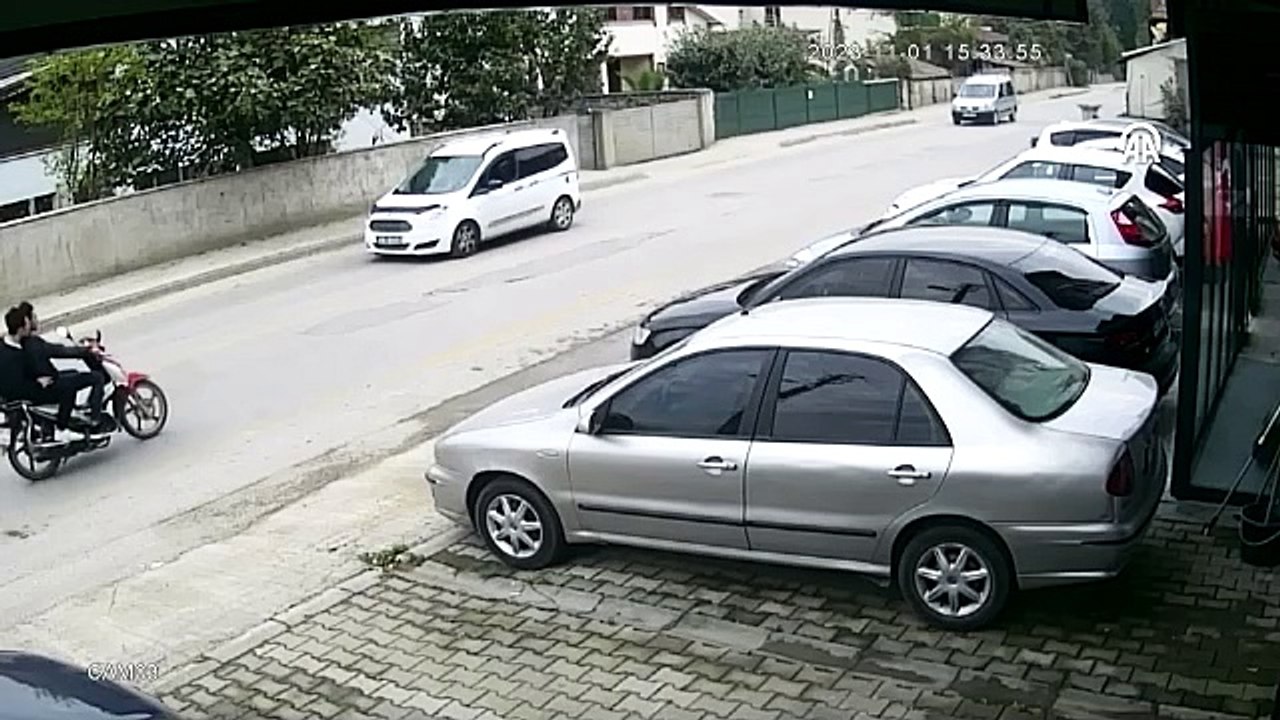 Hafif ticari aracın yerinden çıkan lastiğinin otomobile çarpması kamerada