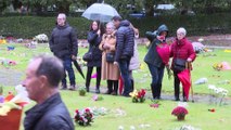 Multitud de personas acuden a los cementerios por el Día de Todos los Santos