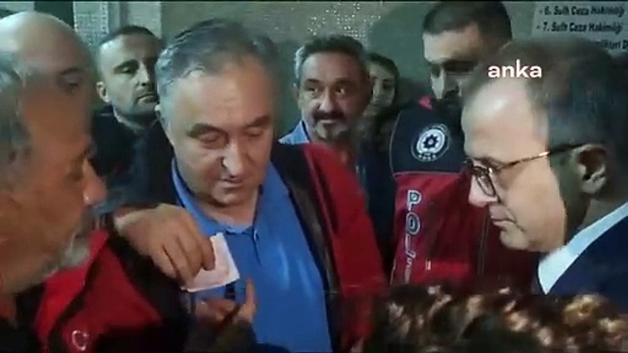 T24 Yazarı, Gazeteci Tolga Şardan Tutuklandı… Şardan Cezaevine Götürülürken "Biz Gazeteciyiz, Sonuç İtibarıyla Gazetecilik Yapıyoruz" Dedi