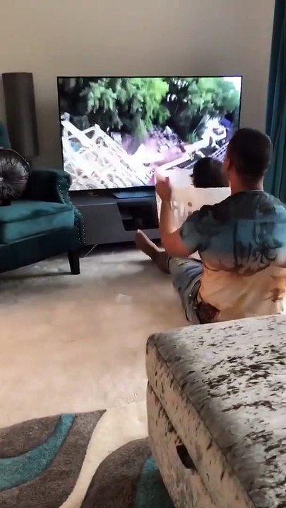 Il recrée des montagnes russes pour sa fillette devant la TV