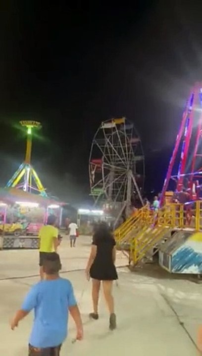 Jovem fica presa e cai de roda gigante em movim...