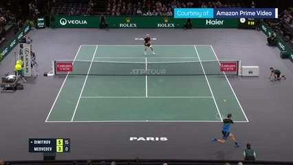 Télécharger la video: Dimitrov stuns Medvedev to reach Paris Masters last 16